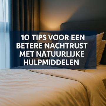 afbeelding van een kamer met een opgemaakt bed en een nachtlamp aan met een tekstvlak in het midden met hierop: "10 tips voor een betere nachtrust met natuurlijke hulpmiddelen".