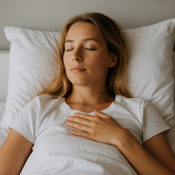 jonge vrouw die ontspannen ligt te slapen