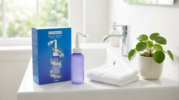 Douche nasale Comformidable avec emballage sur le bord d'un lavabo dans une salle de bain lumineuse