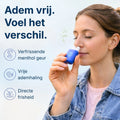 Vrouw ademt in met de Comformidable Duo Nasal Inhaler voor directe frisheid en vrije ademhaling