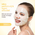 collagen-glow-mask-mild-parfumvrij.jpg: Model draagt een mild en parfumvrij collagen sheetmasker voor de gevoelige huid.