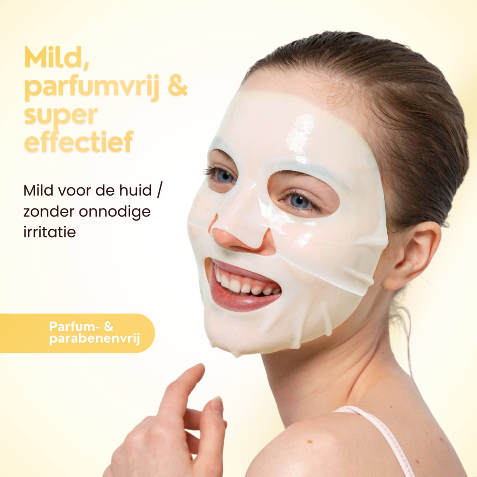 collagen-glow-mask-mild-parfumvrij.jpg: Model draagt een mild en parfumvrij collagen sheetmasker voor de gevoelige huid.