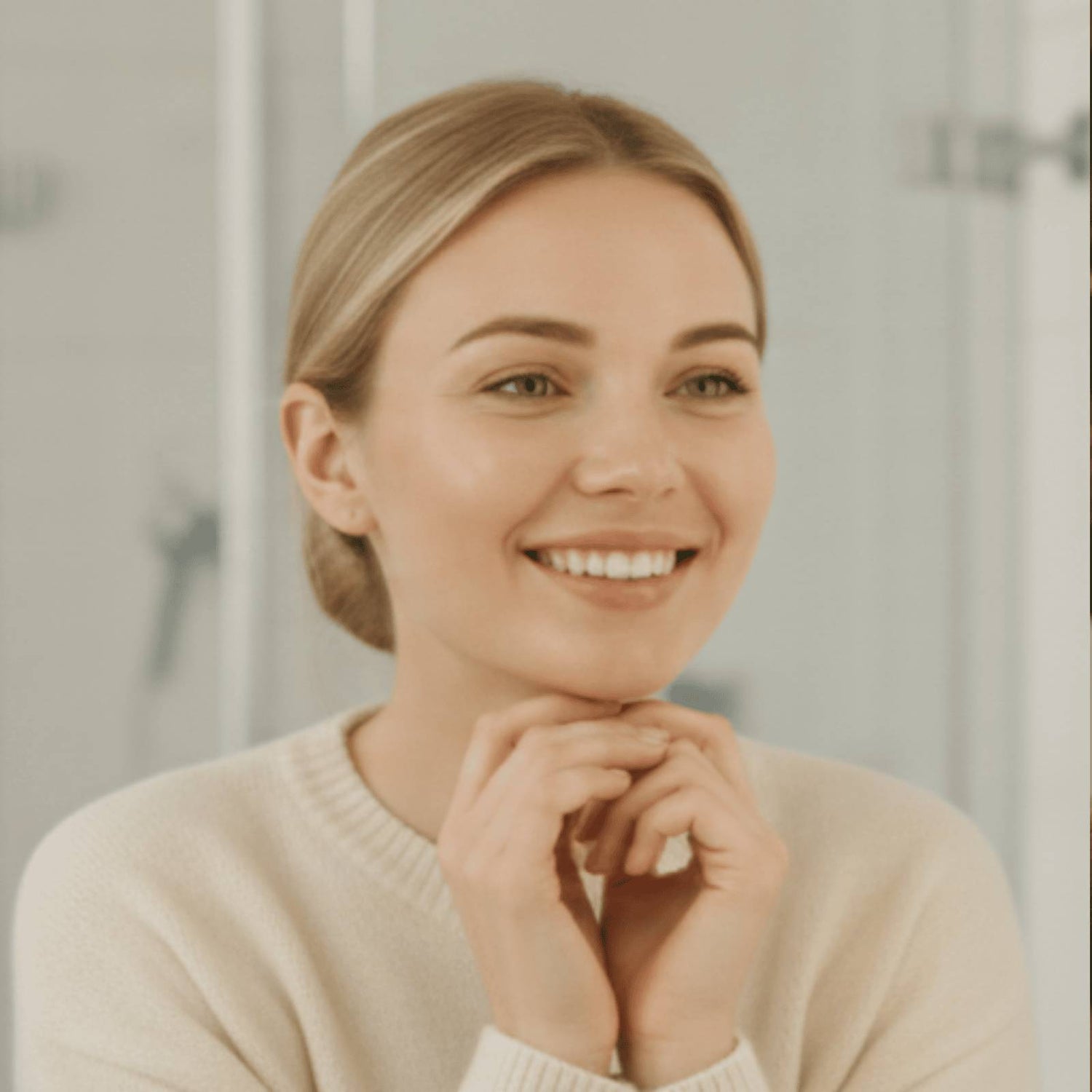 Glimlachende vrouw met een stralende, gladde huid na gebruik van het Comformidable collageen masker.