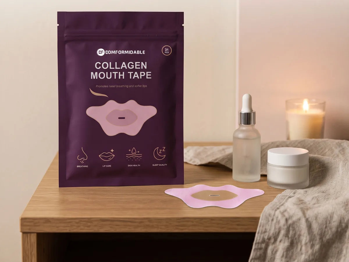 Pose med kollagen mundtape på natbordet ved siden af et stearinlys