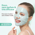 Femme portant le masque hydrogel vert Calm Balance, avec un texte sur la formule douce et sans parfum