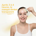 Femme souriante retirant le masque devenu transparent après 3 à 4 heures