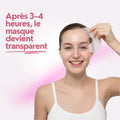 Femme souriante retirant le masque ; après 3 à 4 heures, le masque devient transparent