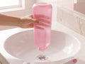 Bouteille bidet vidée au-dessus du lavabo