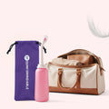 Bouteille bidet à côté de la pochette de rangement violette Comformidable et d'un sac de voyage