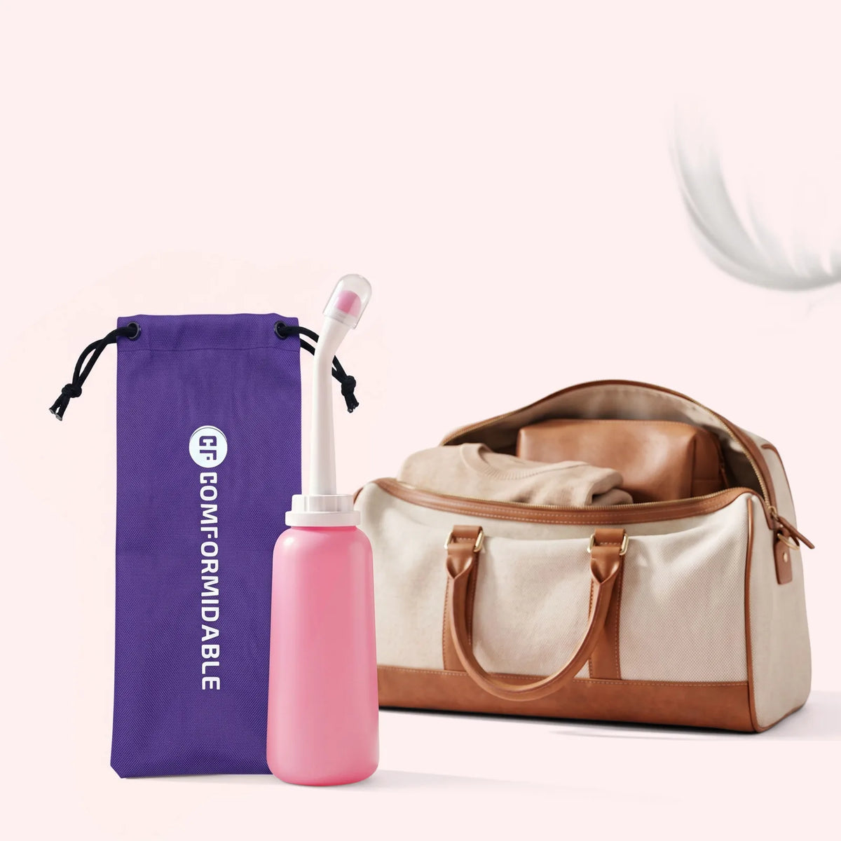 Bouteille bidet à côté de la pochette de rangement violette Comformidable et d'un sac de voyage