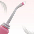 Détail du bec courbé avec embout rose et capuchon de protection transparent
