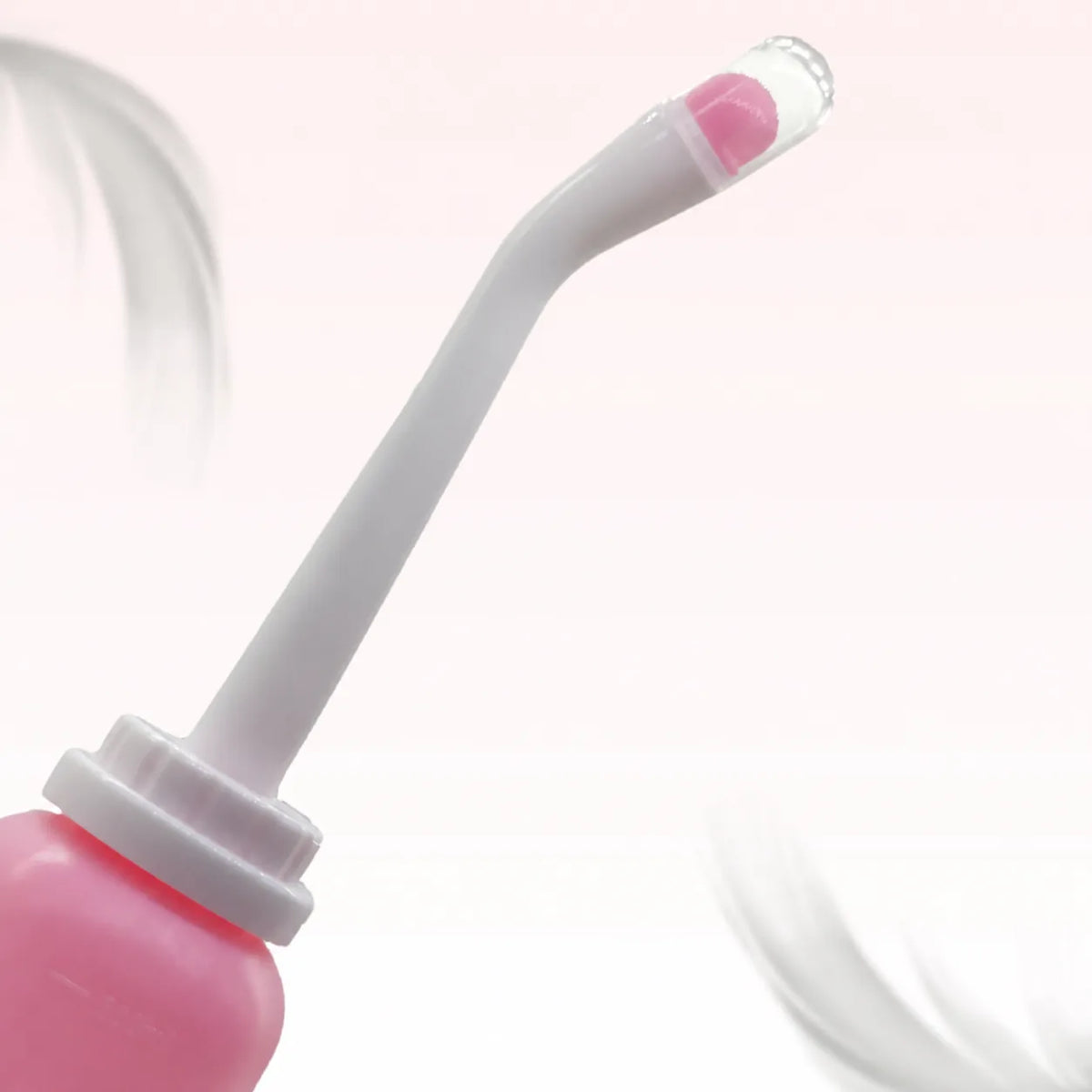 Détail du bec courbé avec embout rose et capuchon de protection transparent