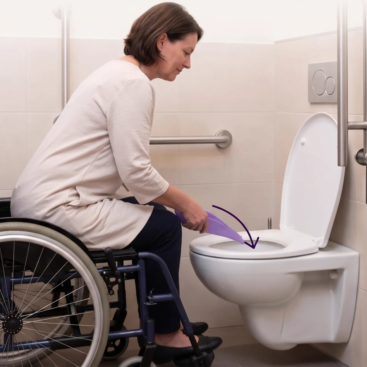 Kvinde i kørestol bruger tissetragten over toilettet