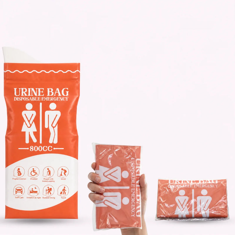 Sac à urine déplié de 800 ml à côté d'un sac à urine plié tenu dans la main