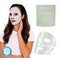 Model med Comformidable Collagen Calm Balance Mask, todelt grøn hydrogel-kollagenmaske, med emballage
