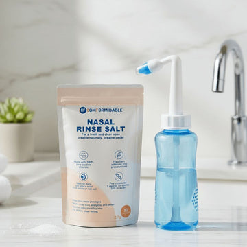 Complete set voor neushygiëne bestaande uit een blauwe neusspoelfles en een grootverpakking neuszout.